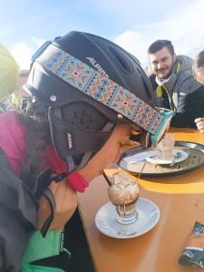 S helmou můžeš i pít